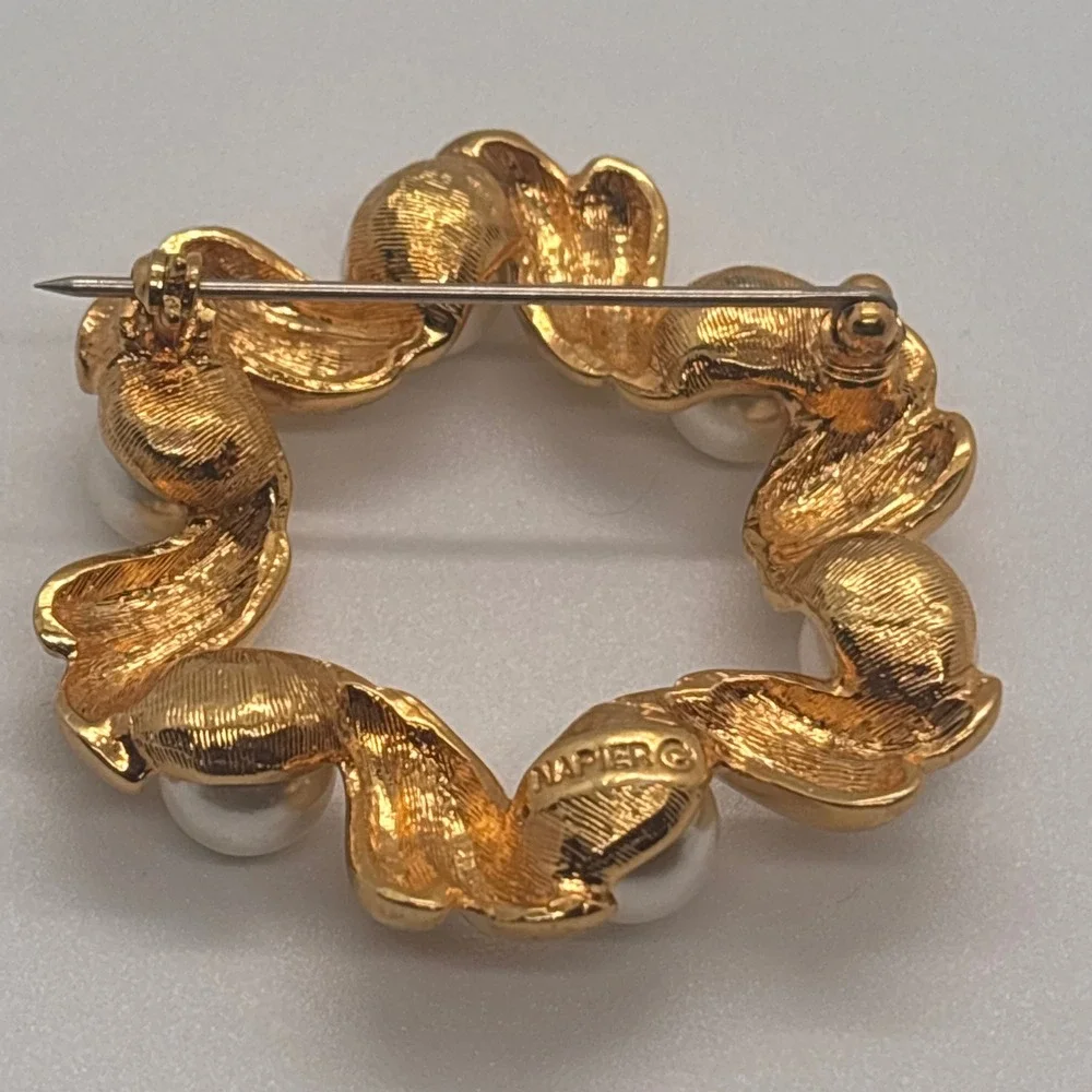VTG‎ Napier Brooch Gold Tone Wreath Pin Faux Pearl Accents
